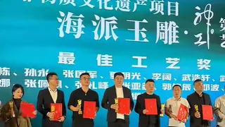 峰哥翡翠荣获神工奖，作品巧夺天工，传统与创新融合的璀璨时刻，匠心闪耀业内盛典